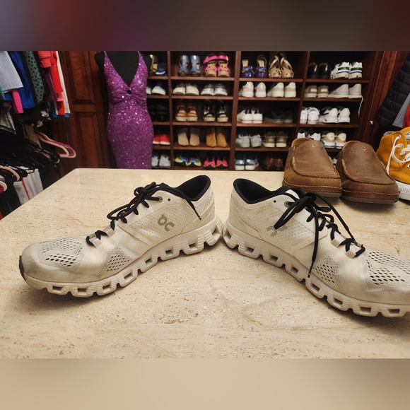 Womens on cloud size 9 - Picture 2 of 5